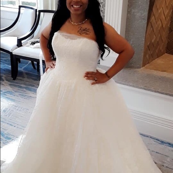 White by Vera Wang Corded Lace Wedding Dress - Picture 3 of 5